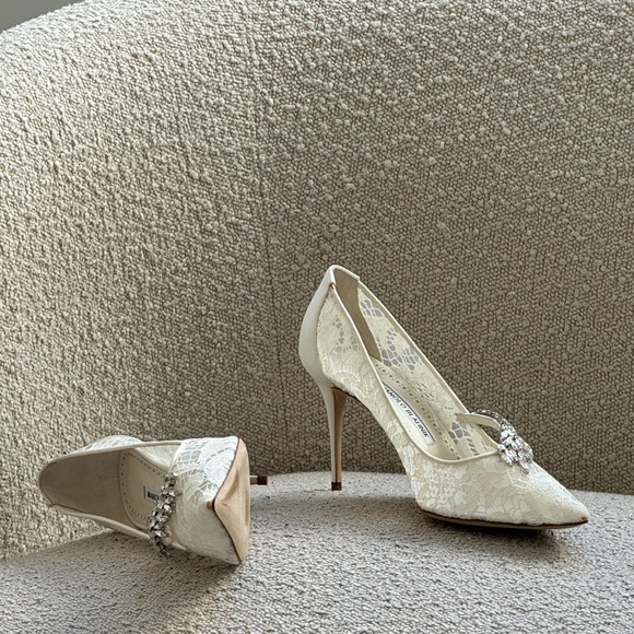 MANOLO BLAHNIK | EU 40
NADIRA WHITE LACE 90 CRYSTAL-EMBELLISHED PUMPS | BRIDAL - Picture 9 of 9